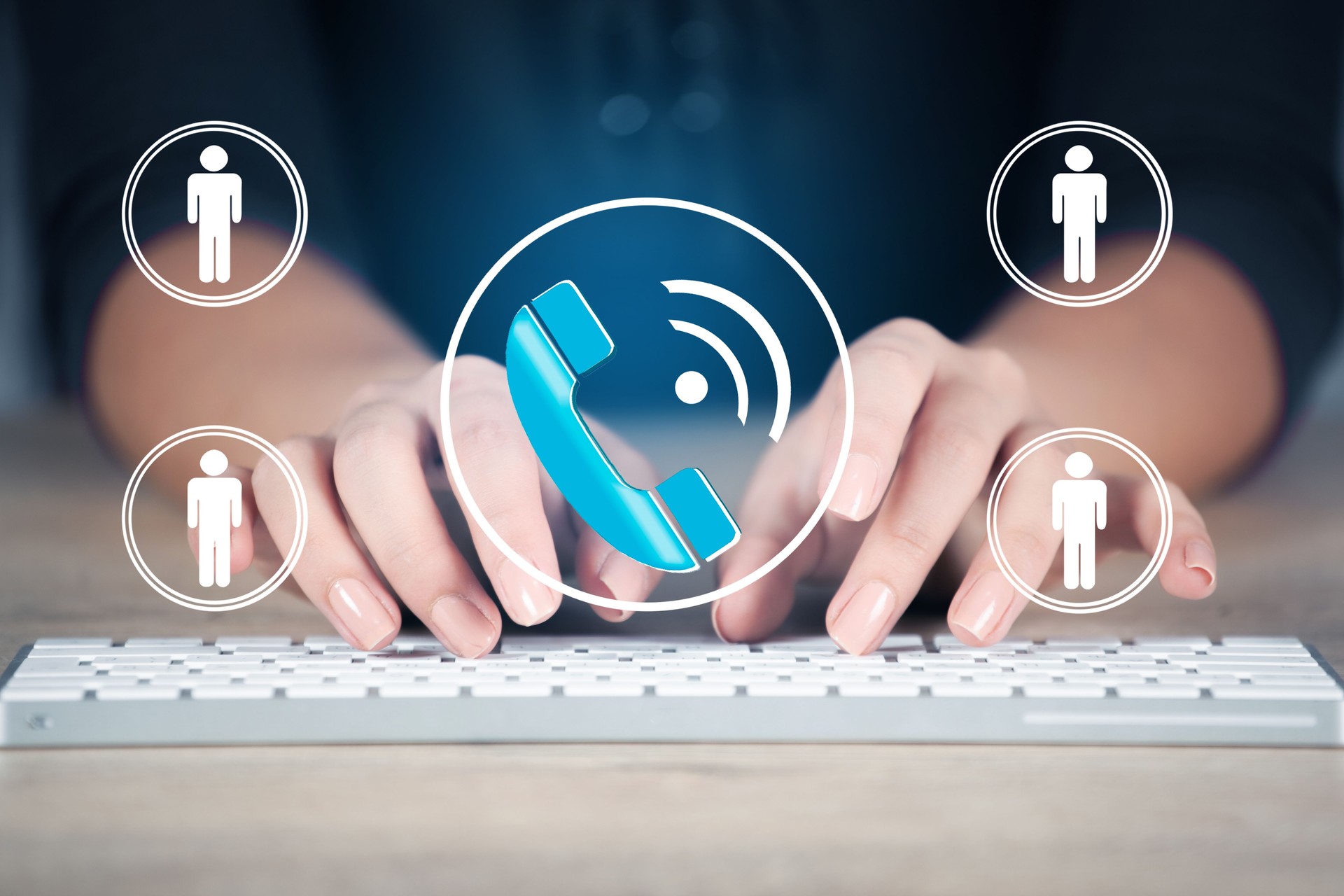Business-Frau-Hand-Tastatur mit virtuellen Bildschirmen